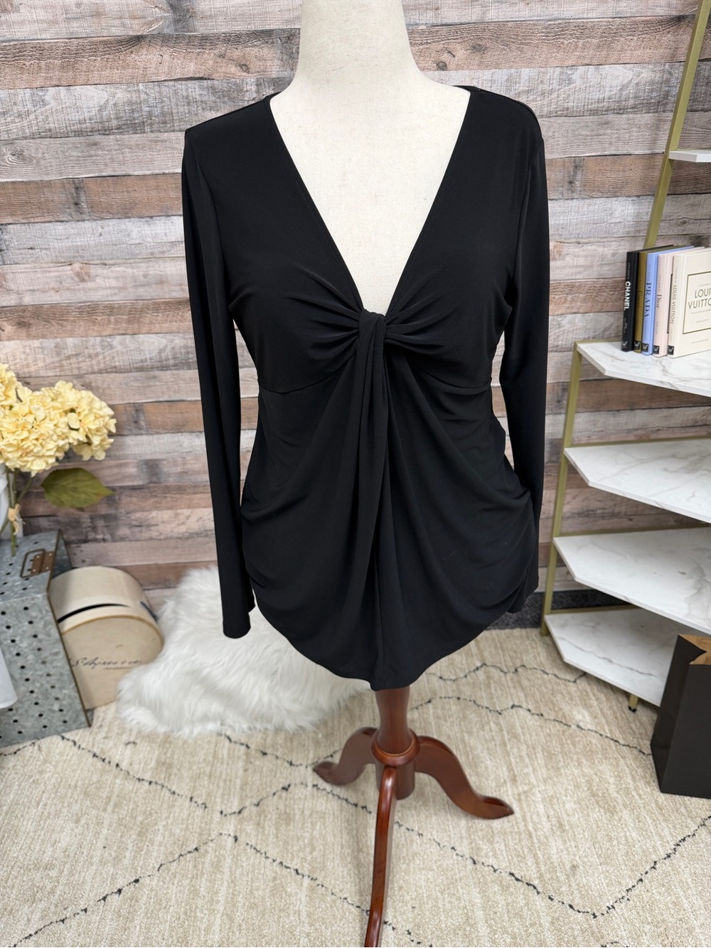Daisy Fuentes Black Twist Front V-neck Shirt L